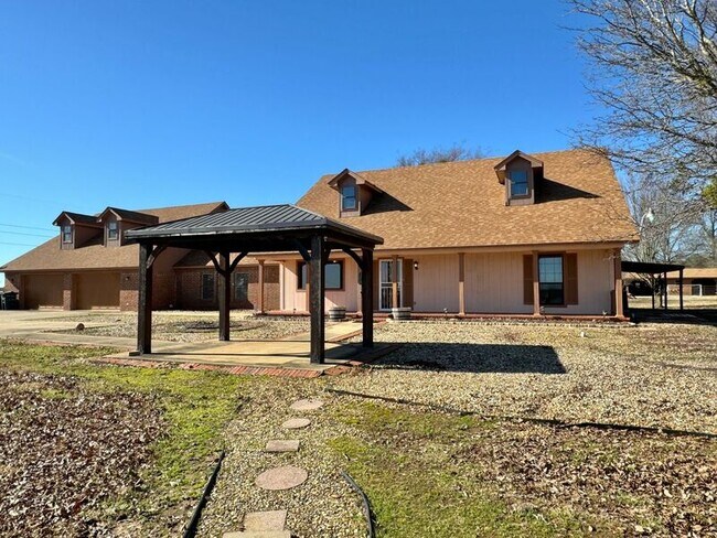 Building Photo - 30 Oakridge Cir
