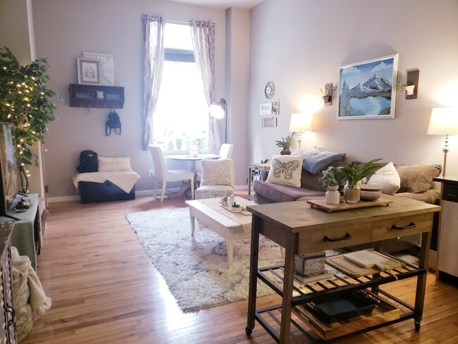 Sala de estar - 1502 Mount Vernon St