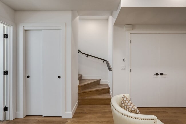 Building Photo - Modern 1 Bedroom Basement Suite Available Immediately
