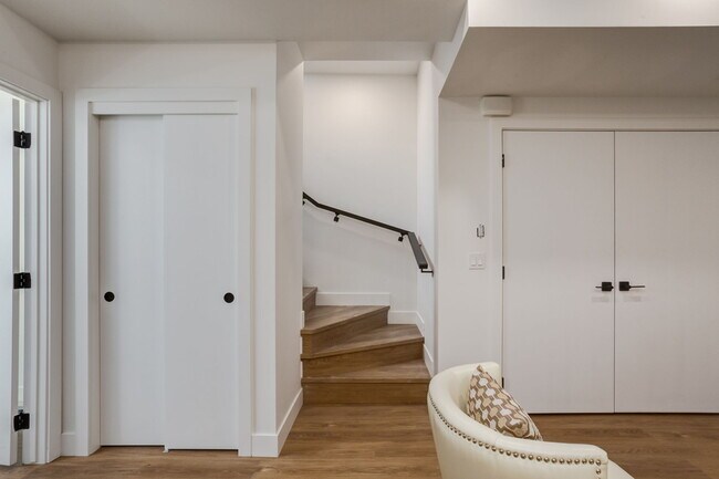 Photo du bâtiment - Modern 1 Bedroom Basement Suite Available Immediately