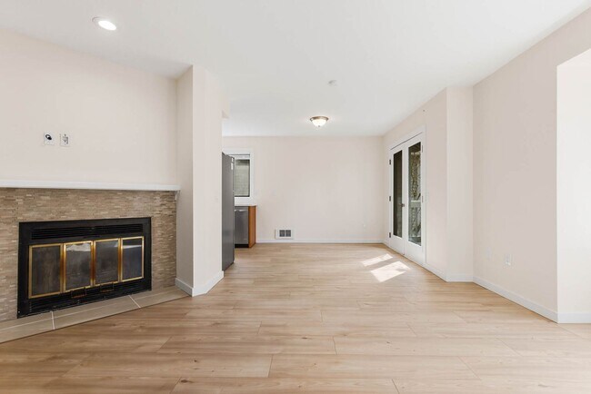 Building Photo - Newly updated 2 Bedroom 2 Bathroom Condo Near Downtown Kirkland- 1 free month!