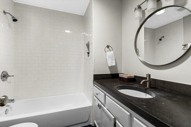 Foto del edificio - 2501 Redleaf Ln