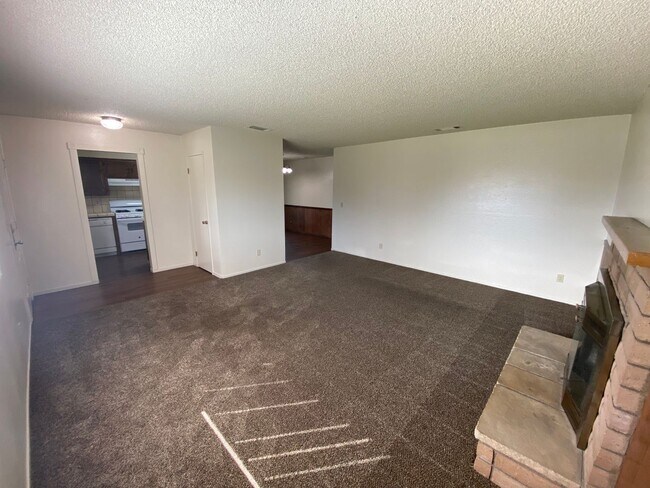 Building Photo - Spacious SW Visalia Home Available Now!