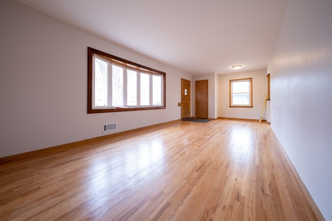 Foto del edificio - 10932 Russell Ave S