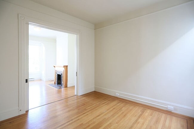 Building Photo - Top floor 2BR/1BA, H/W floors, Small Pets ...