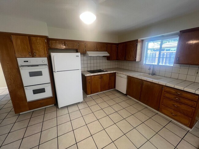 Foto del edificio - Spacious 4 bed 2 bath home in Fremont. Exc...