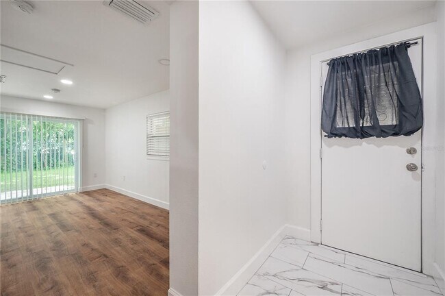 Foto del edificio - 2307 E Osborne Ave