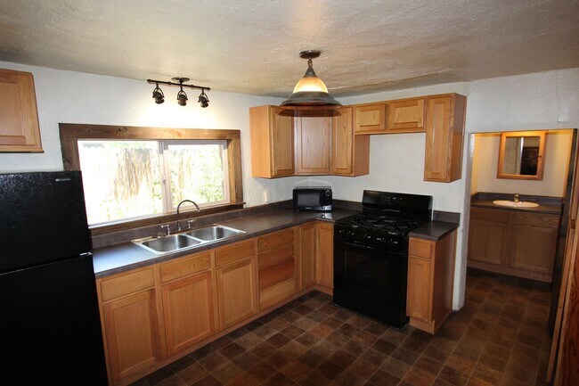 Foto del edificio - Charming Single-Story Home Near NAU | Fenced Yard + Fireplace