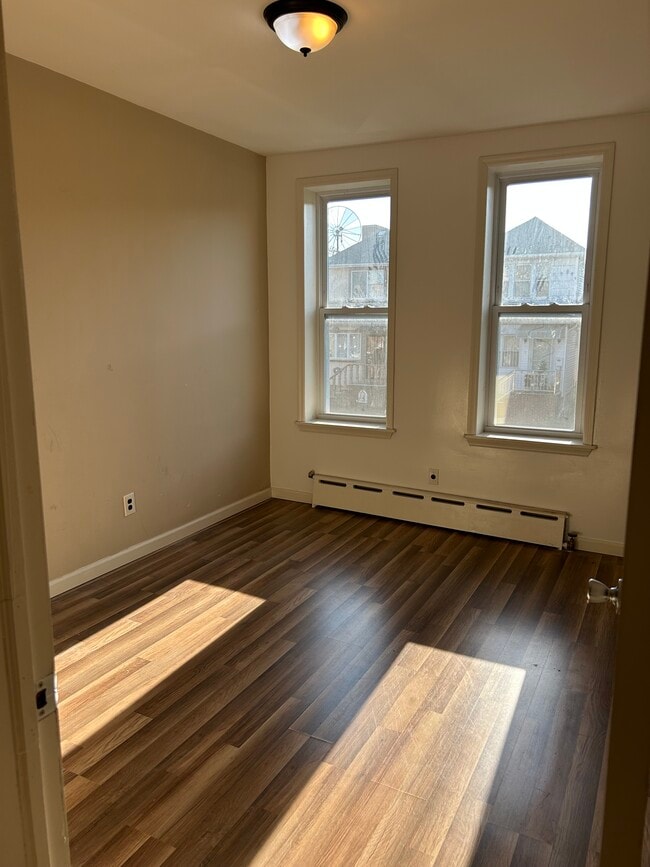 Building Photo - 1553 W 9th St