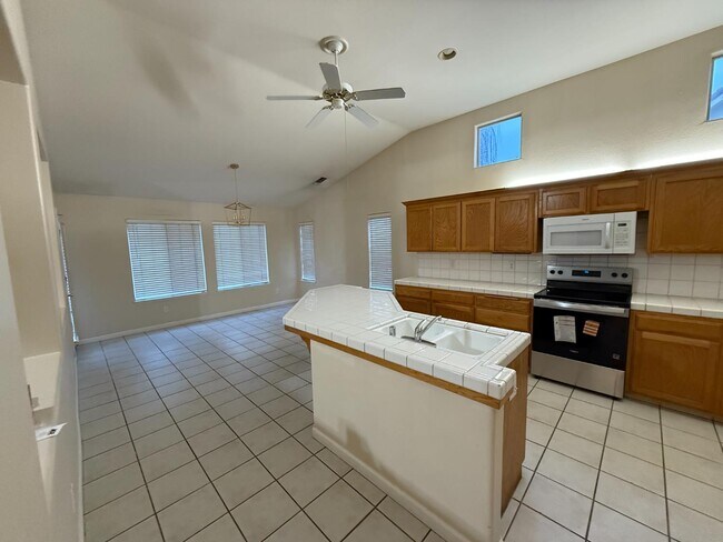 Foto del edificio - 5731 N Tracy Ave