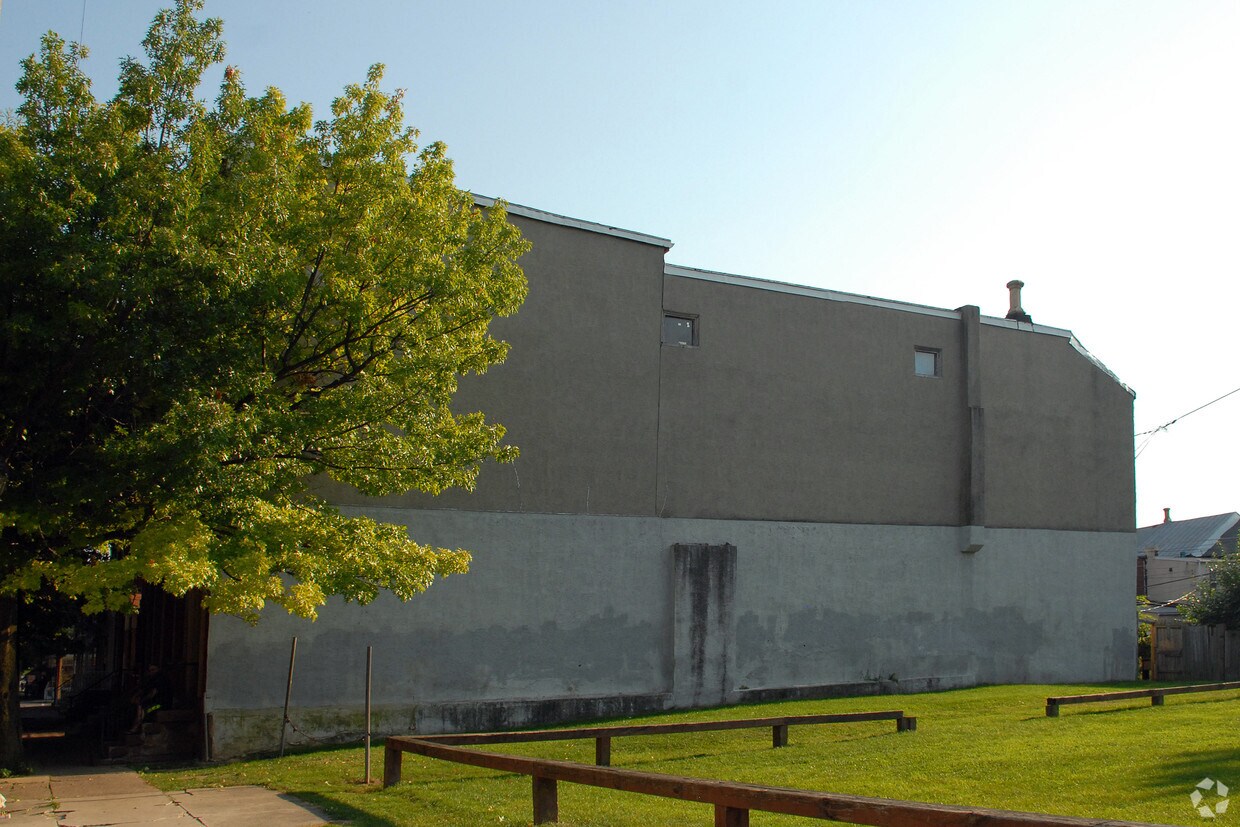 Building Photo - 230 S 6th St