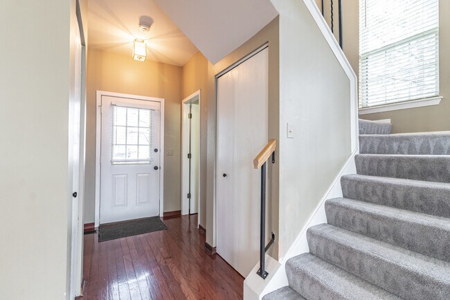 Building Photo - 527 Woodhaven Dr