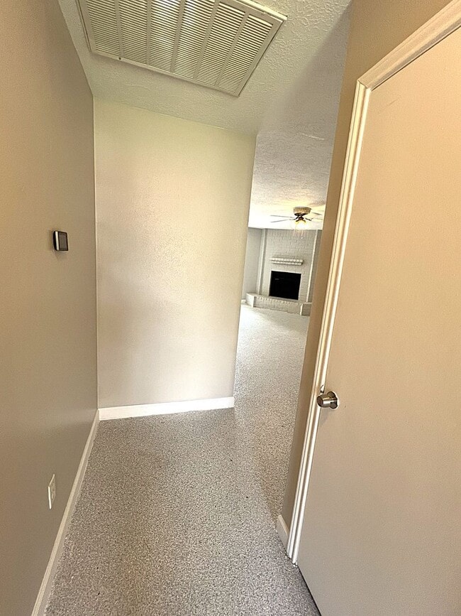Building Photo - Conveniently Located Humble Townhome