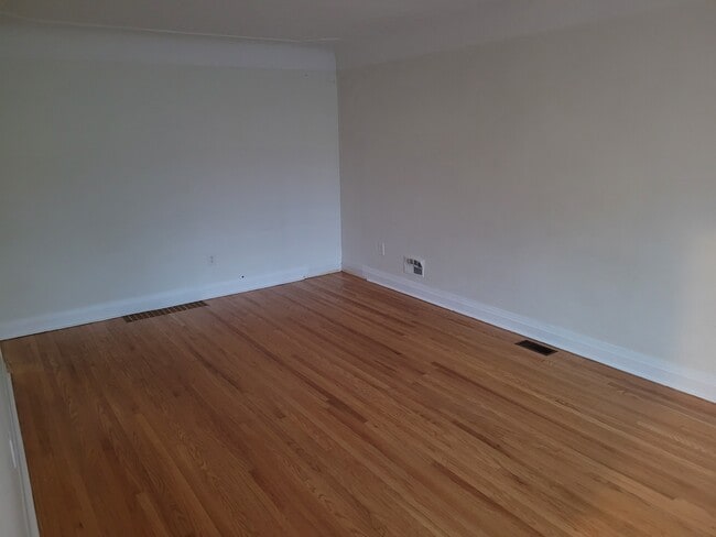 Living - 34 Erindale Av