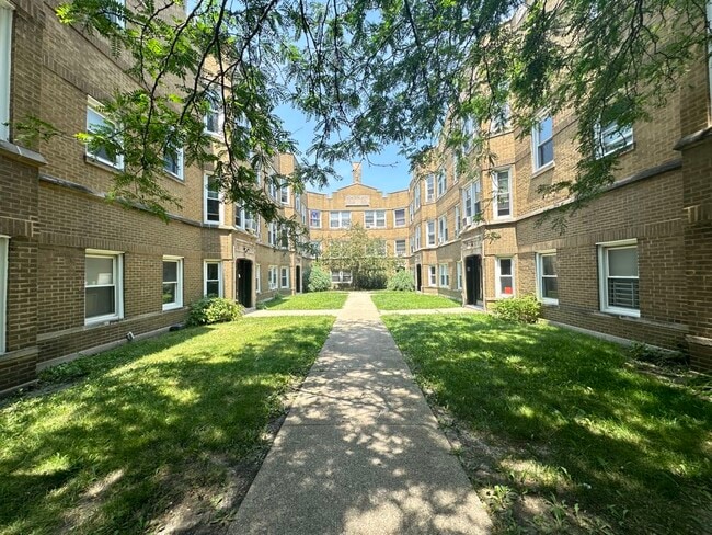 Building Photo - 4830 W Addison St