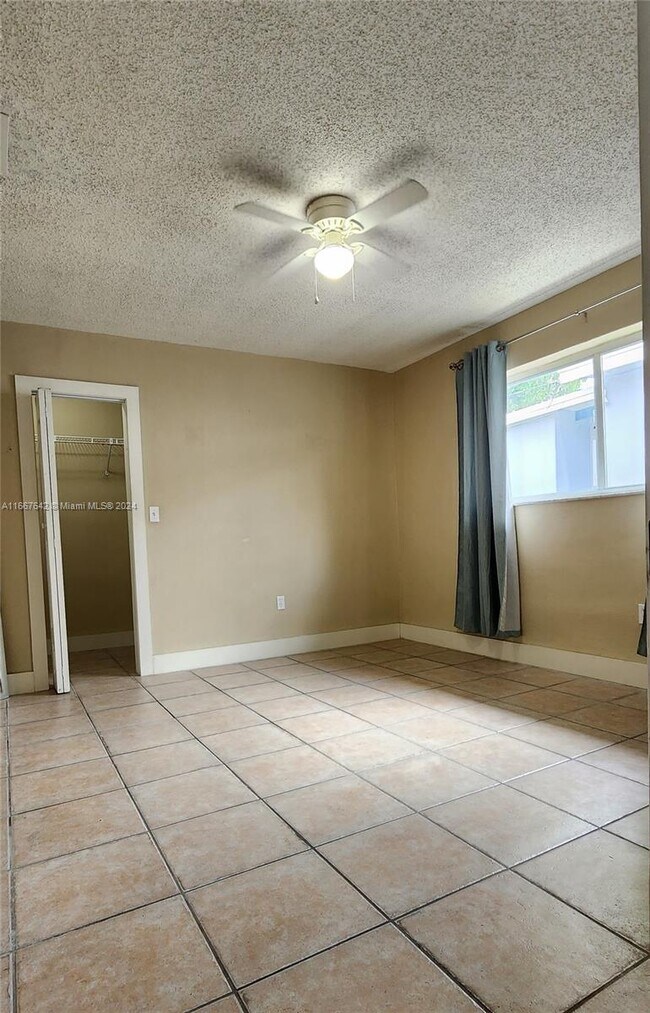 Foto del edificio - 880 E 26th St