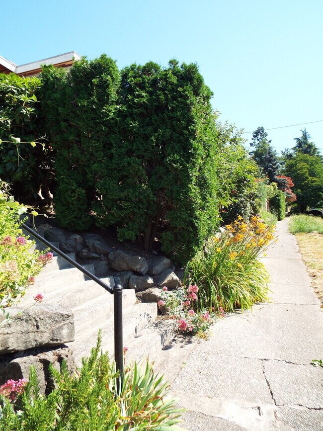 Building Photo - Discover Vibrant Living: Spacious & Update...