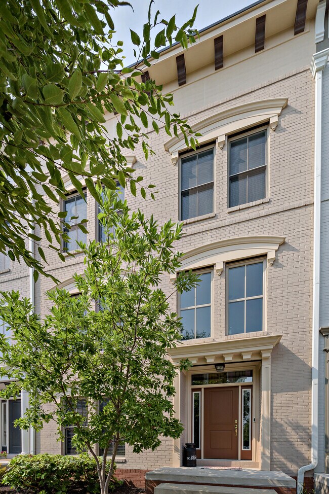 Building Photo - 2554 Congress St