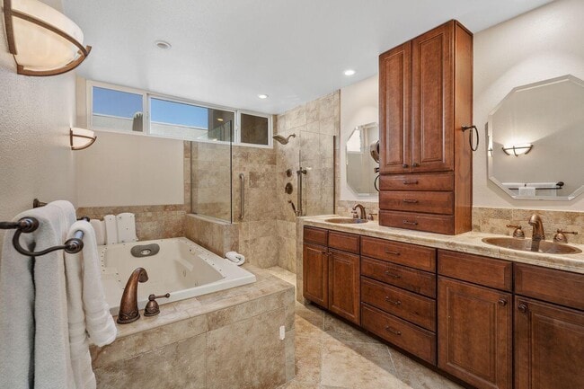 Foto del edificio - 48 Pebble Beach Dr