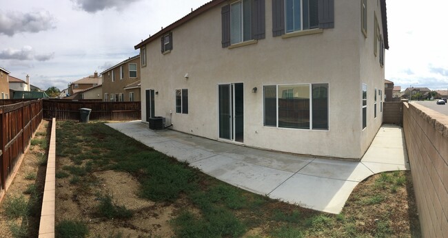 Building Photo - 4 Bedroom / 4 Bathroom Perris Home