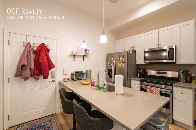 Building Photo - Two Bed Queen Village Apartment