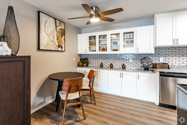 RENOVATED-Dining - 1HAB, 1BA - 799SF - Como Terrace