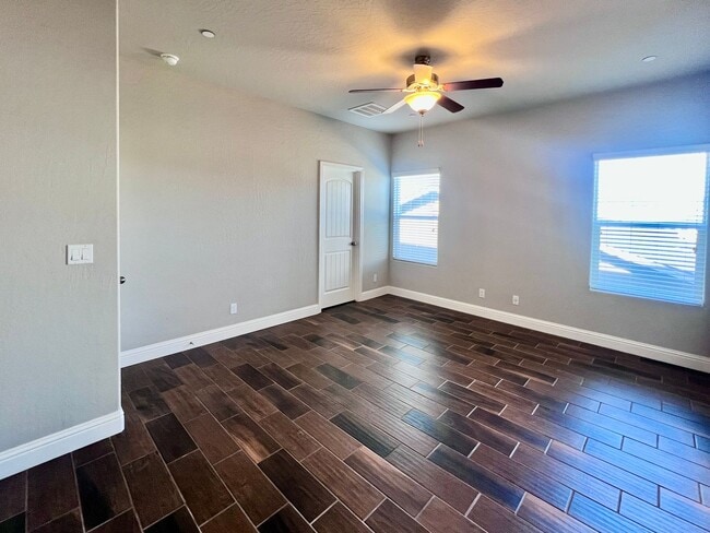 Building Photo - $2,795 Leonard & Gettysburg, 3 Bedroom 2.5...