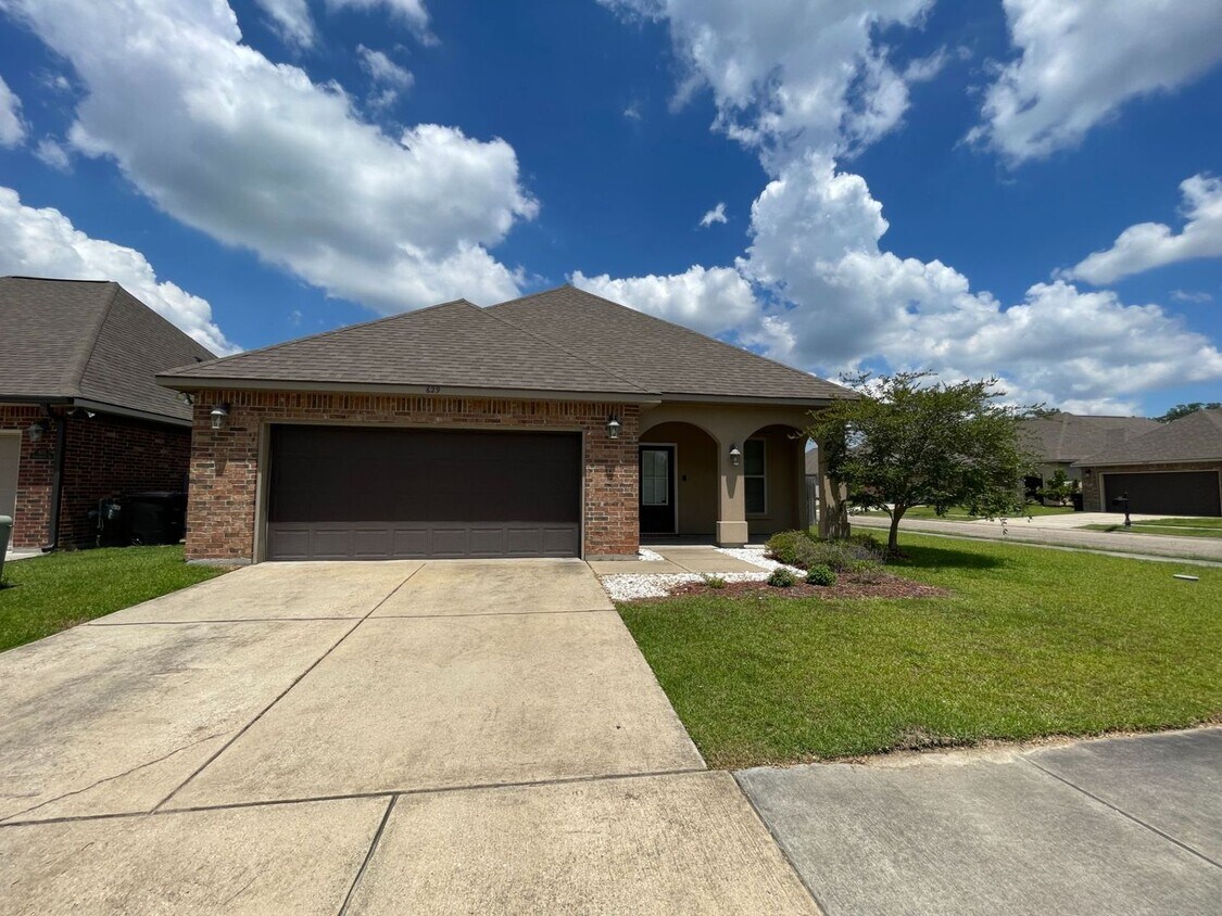 Foto principal - 3 Bedroom House located off Burbank in Mag...