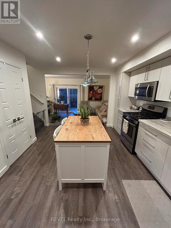 Building Photo - 5815-5815 Swayze Dr