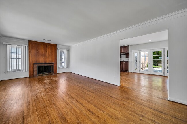 Building Photo - 1440 Roxbury Dr