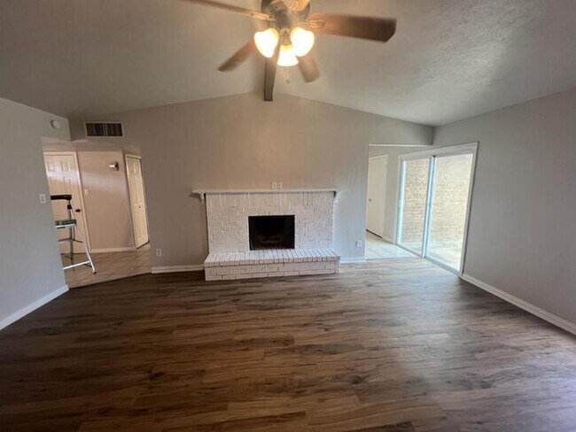 Building Photo - Updates, Updates, Updates!! 3/2/2 - N. Bea...