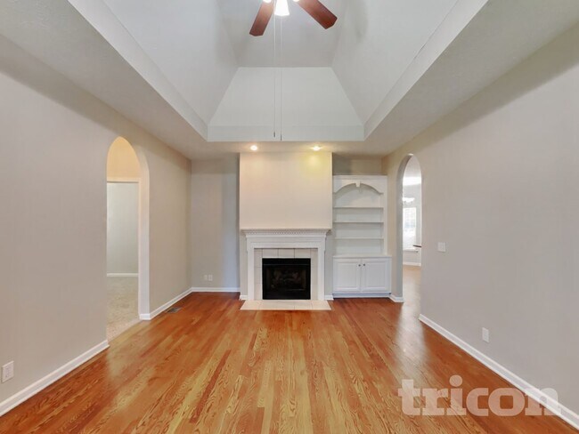 Building Photo - 316 Lone Oak Dr