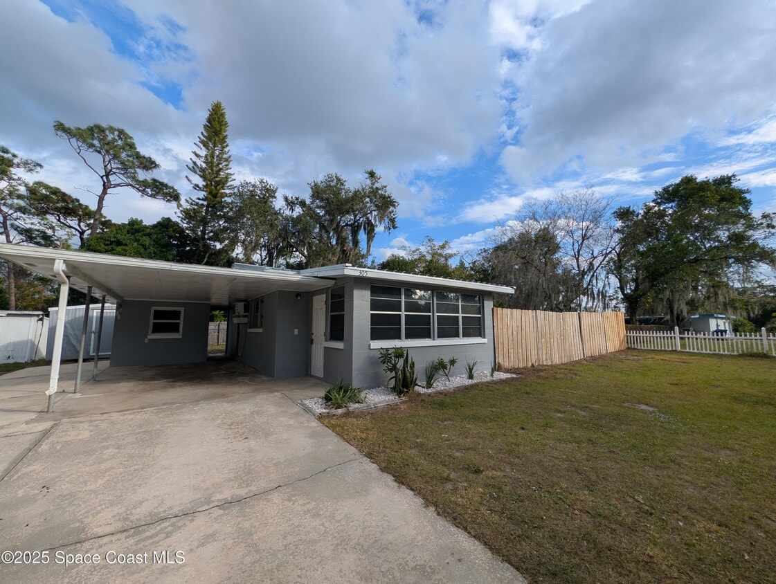 Primary Photo - 305 W Virginia Dr