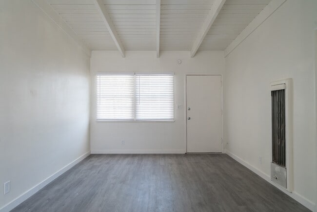 Foto del edificio - ~ Unique 1-Bedroom bungalow with private front and back patio ~ Great for Pets!!