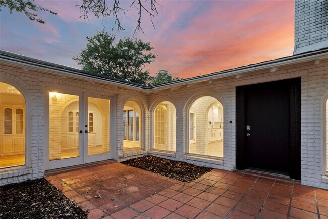 Foto del edificio - 4202 N Hills Dr