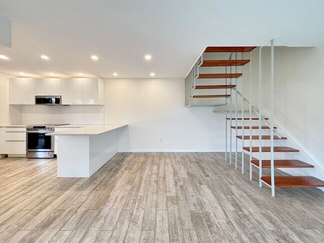 Foto del edificio - Beautiful 3BD/2.5BA Condo Located in Unive...