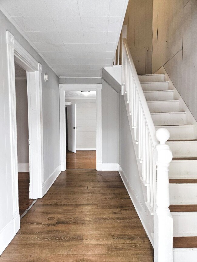 Foto del edificio - Three Bedroom House off of Campbell Avenue!