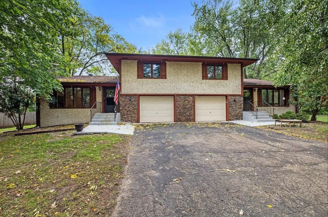 Primary Photo - 10620 Johnson Cir