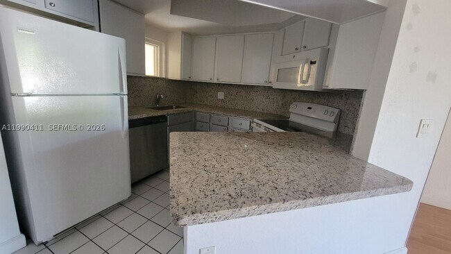 Foto del edificio - 8215 Lake Dr
