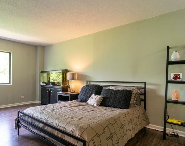 Master bedroom overlooks golf course - 1800 Huntington Blvd