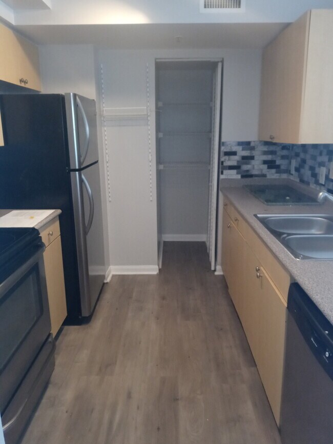 Building Photo - Hollywood Condo