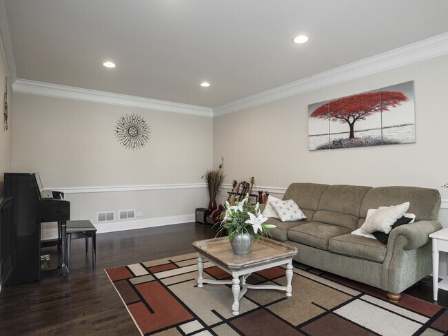 Building Photo - 807 Poplar Ct