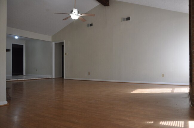Foto del edificio - 16454 Hickory Knoll Dr