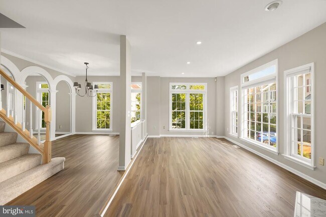 Building Photo - 5527 Sully Lake Dr