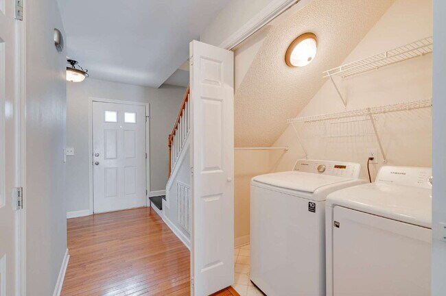 Foto del edificio - Four-Bedroom Home in Harrington Grove neighborhood!
