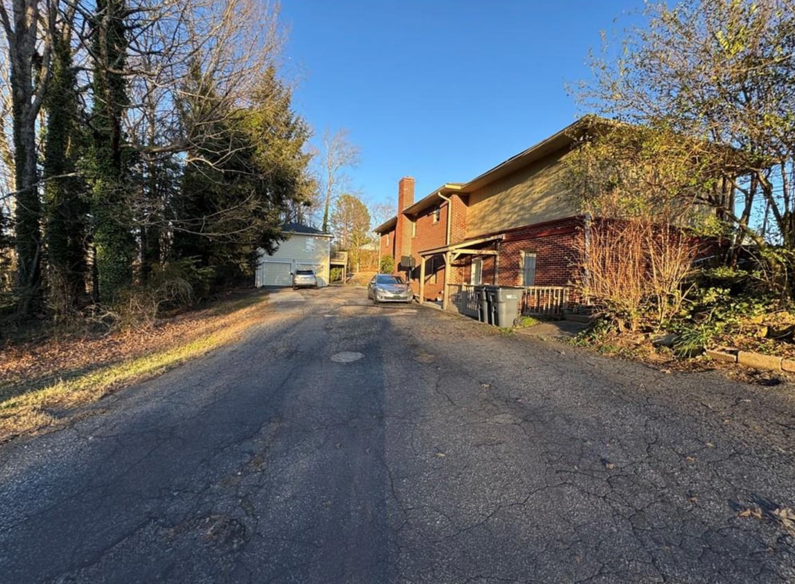 Frente de casa en planta baja con estacionamiento - 986 Level Creek Rd