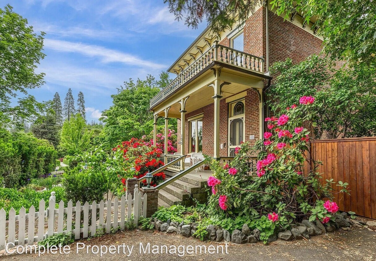 Primary Photo - 3 br, 3 bath House - 105 W Main St