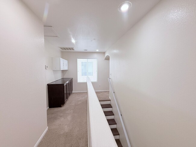 Foto del edificio - Spacious 4-Bedroom Home for Rent
