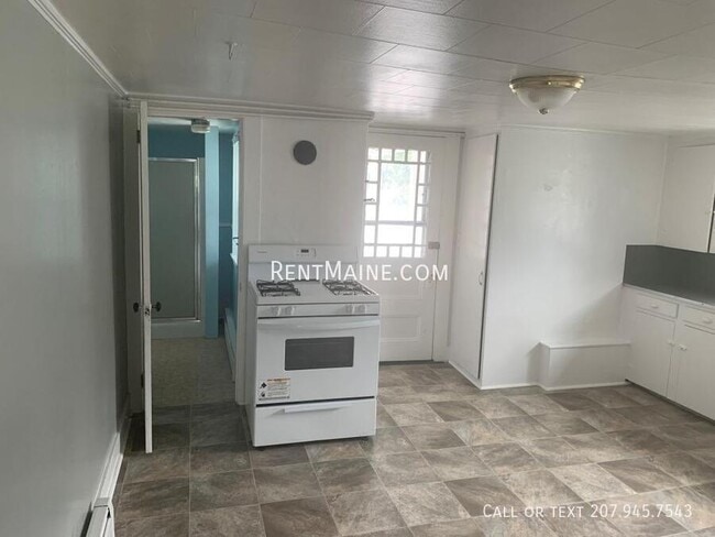 Building Photo - 198 Center St