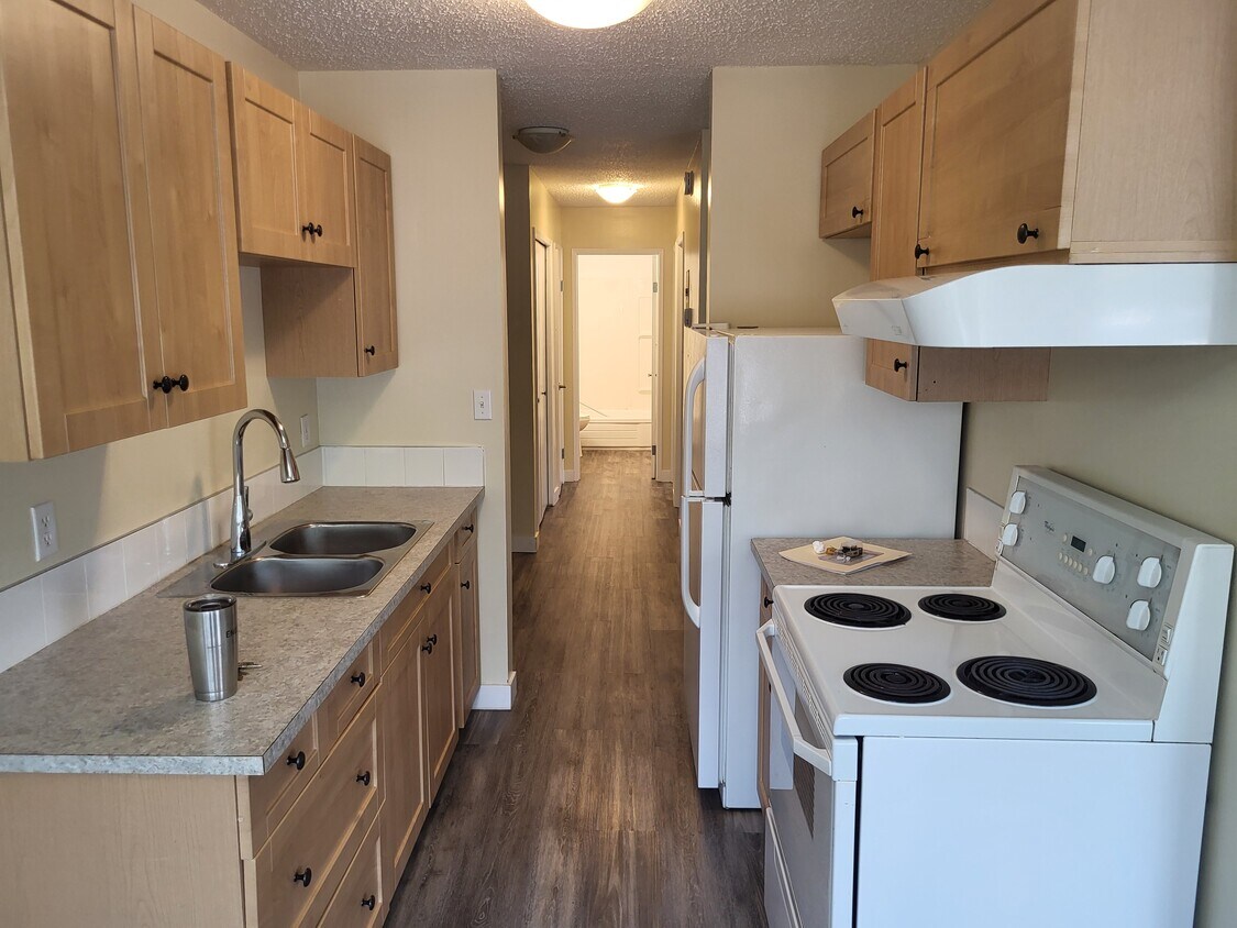 Kitchen - 559 9 Av SW